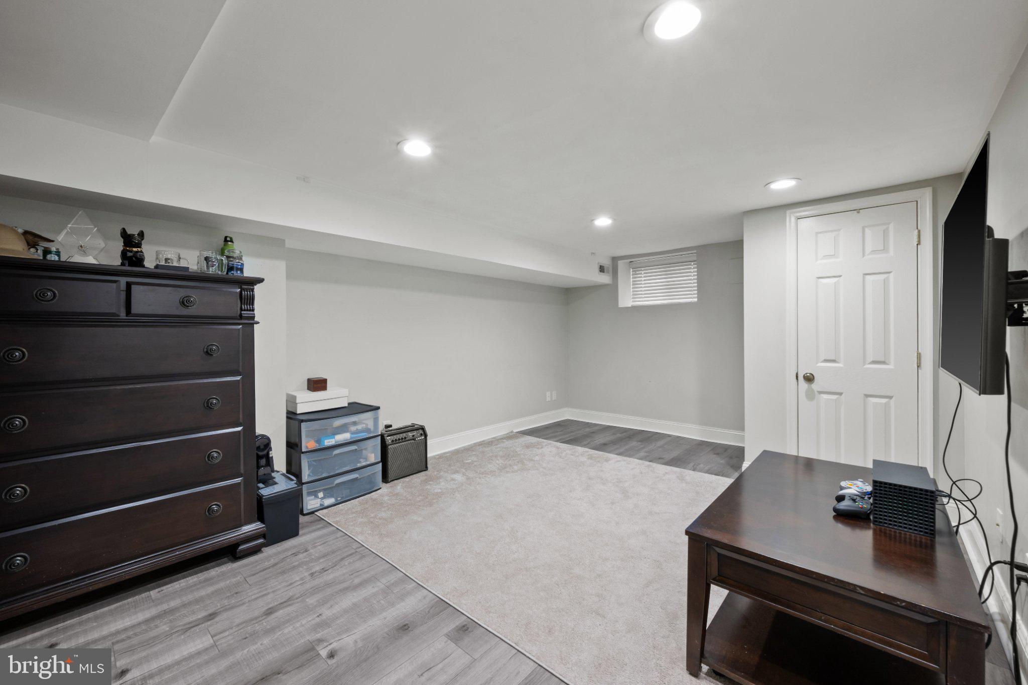 615 South Clinton Street Baltimore, MD 21224 - Photo 11 of 39 a workspace with furniture and wooden floor