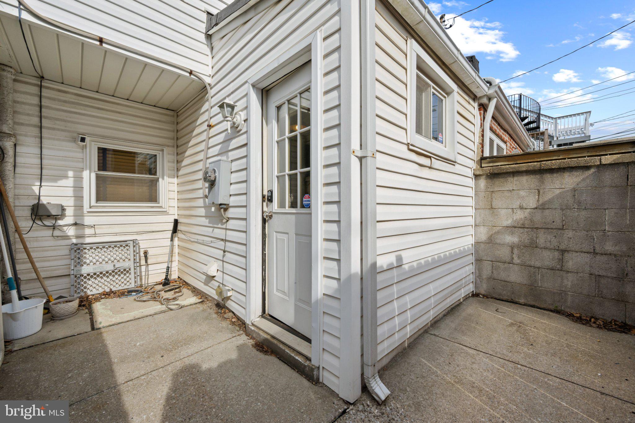 615 South Clinton Street Baltimore, MD 21224 - Photo 31 of 39 a view of a house with a small backyard