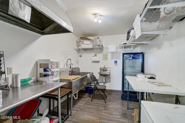 a view of yard with tree