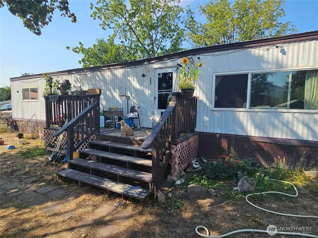 a view of a house with backyard and porch