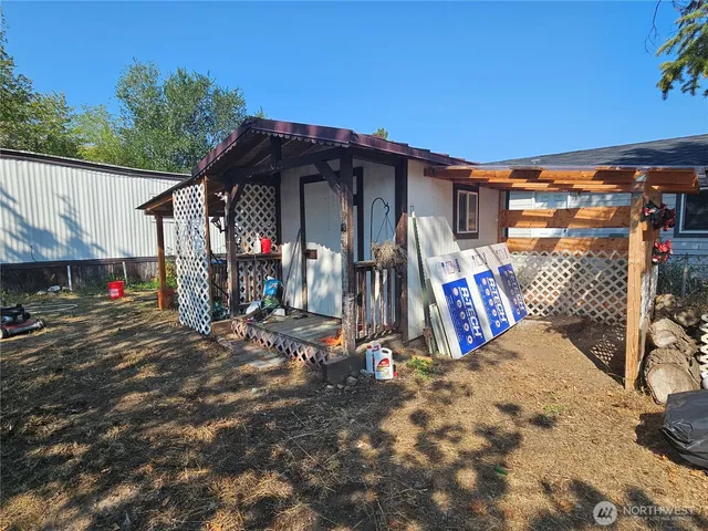 a view of a house with backyard and trees