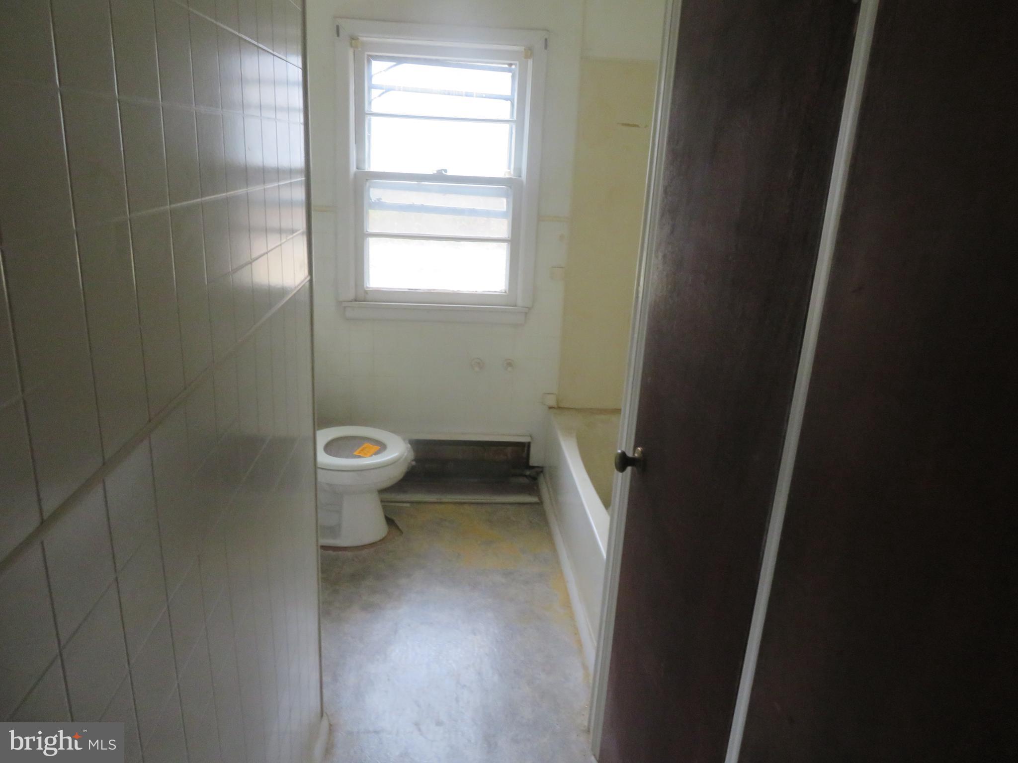 721 Lucas Lane Southampton, NJ 08088 - Photo 17 of 19 a bathroom with a toilet