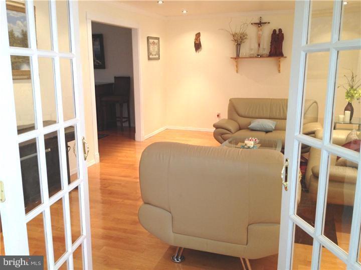 65 Greenvale Road Cherry Hill, NJ 08034 - Photo 4 of 14 Living Room