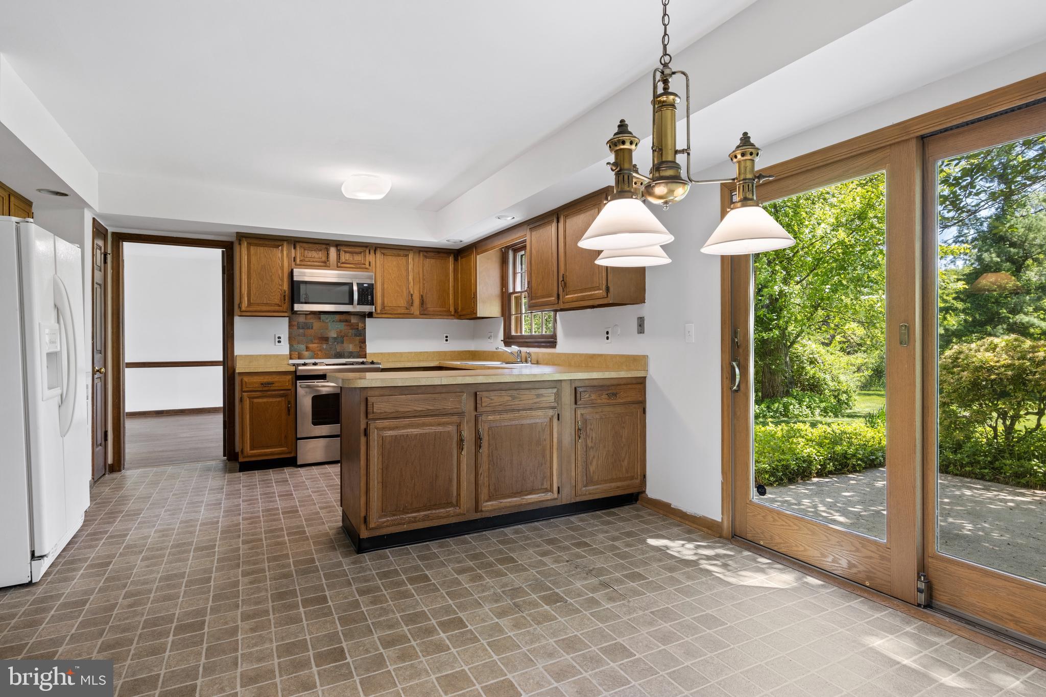 1498 Argyle Road Berwyn, PA 19312 - Photo 11 of 36 Eat-In with Sliders to Back Patio