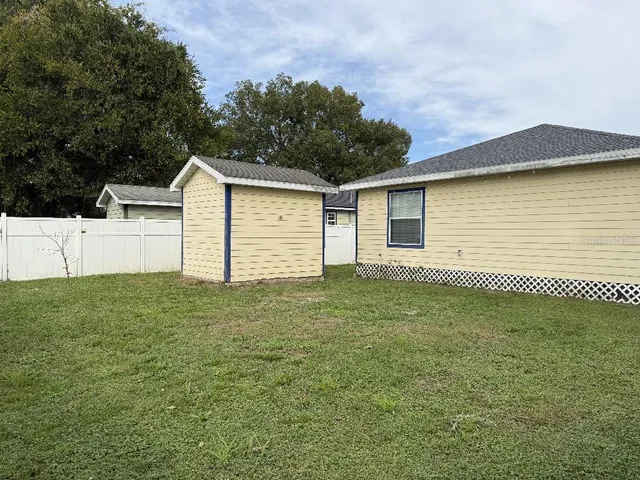 a view of a backyard