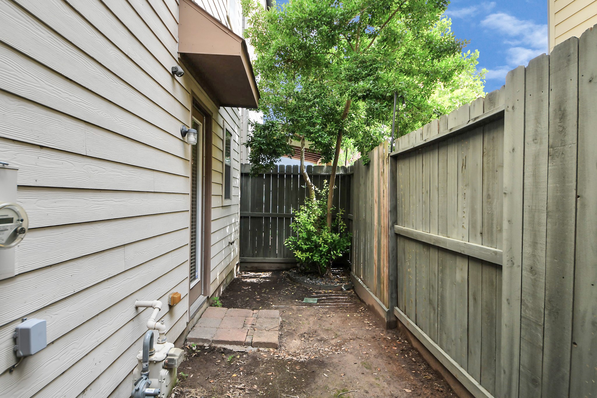 3422 Center Street Houston, TX 77007 - Photo 23 of 27 Walk out rear patio provides a great space for grilling or letting the dog out.