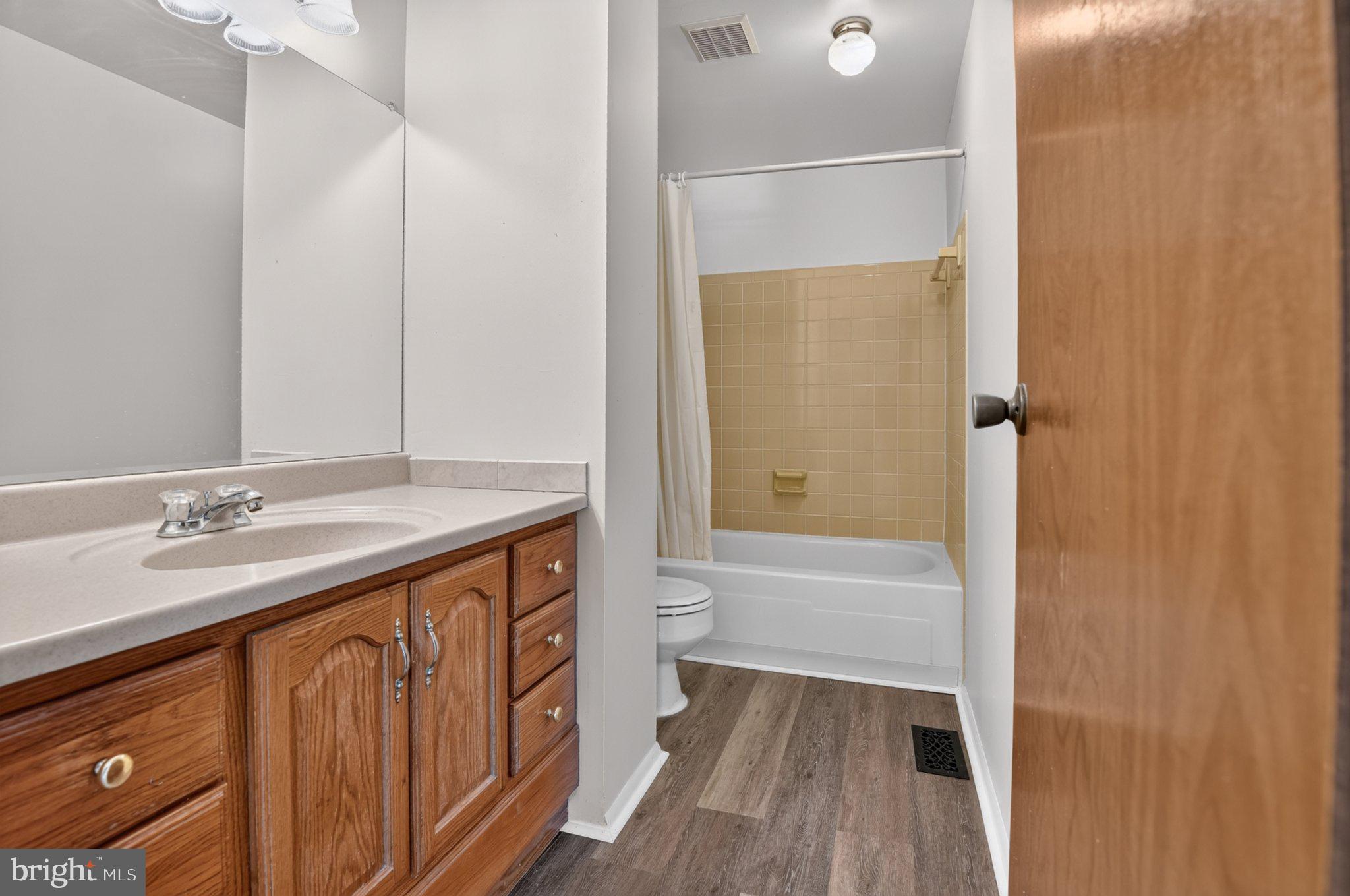 110 North Garfield Road Sterling, VA 20164 - Photo 18 of 33 Main Level Full Bathroom