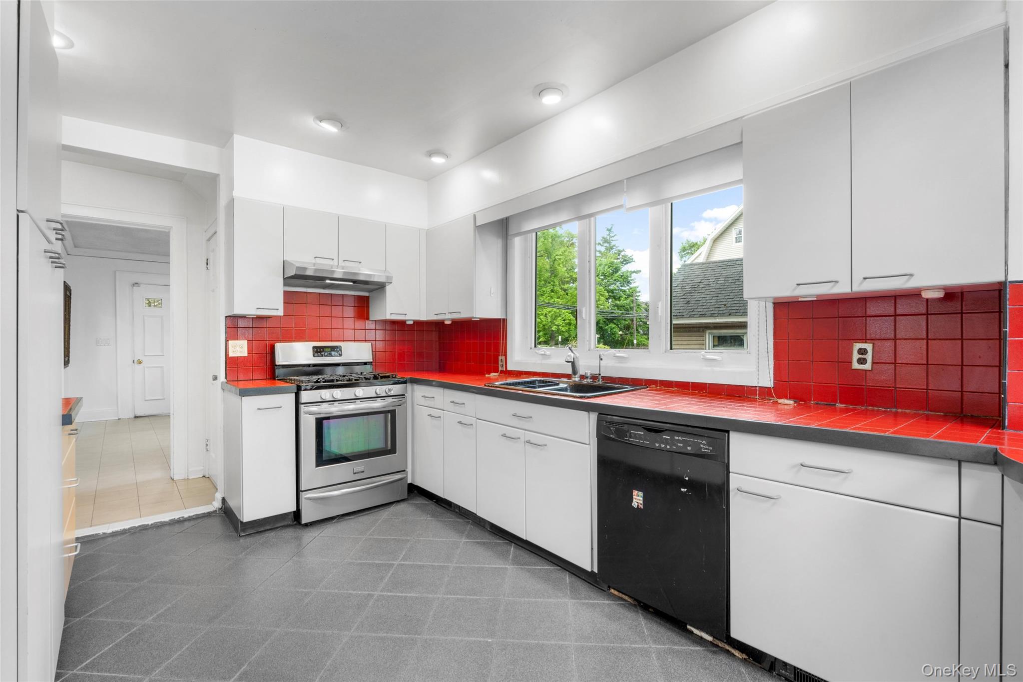 197 Coligni Avenue New Rochelle, NY 10801 - Photo 14 of 36
