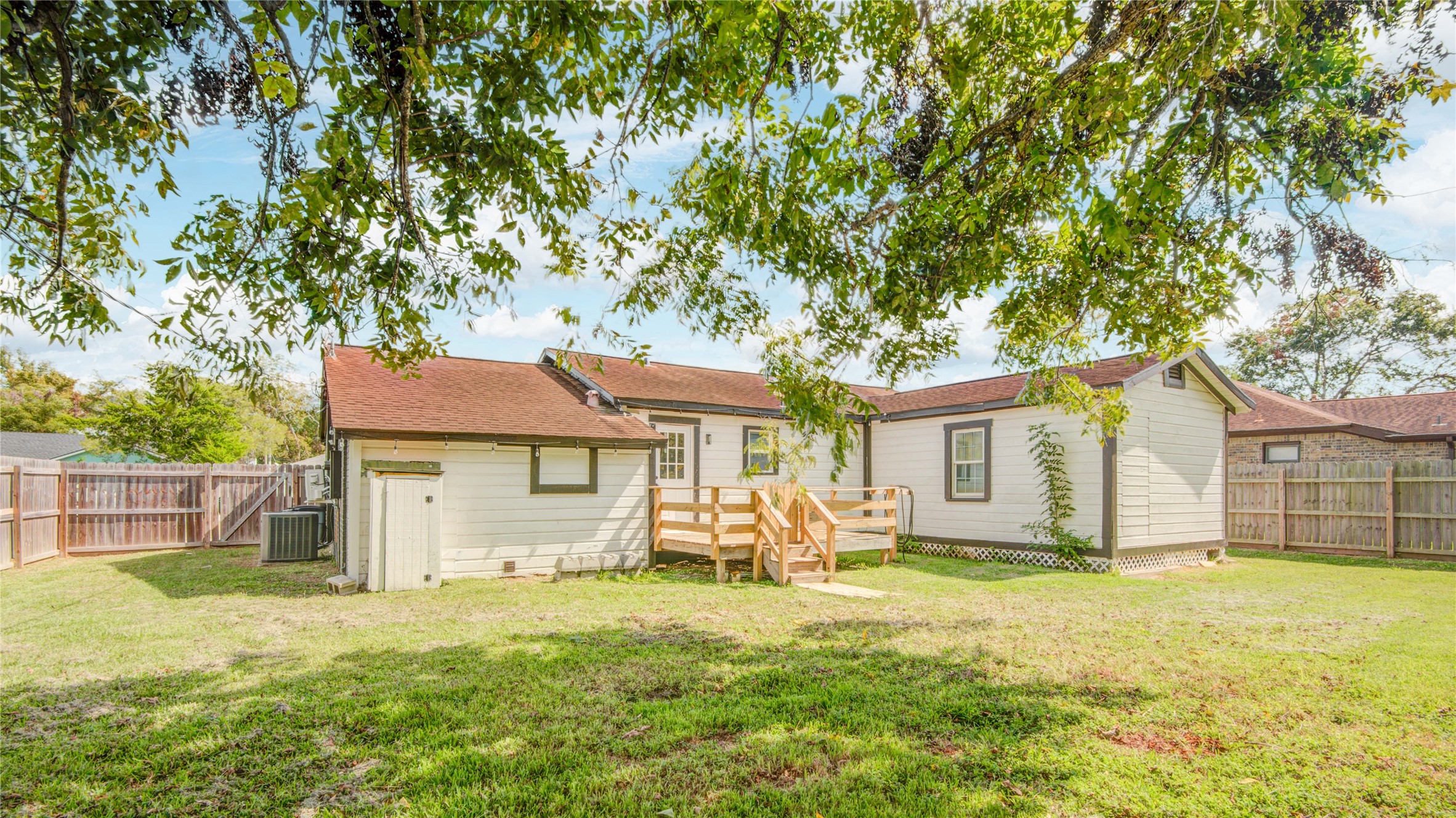 609 Hurst Place Angleton, TX 77515 - Photo 35 of 36 front view of a house with a yard