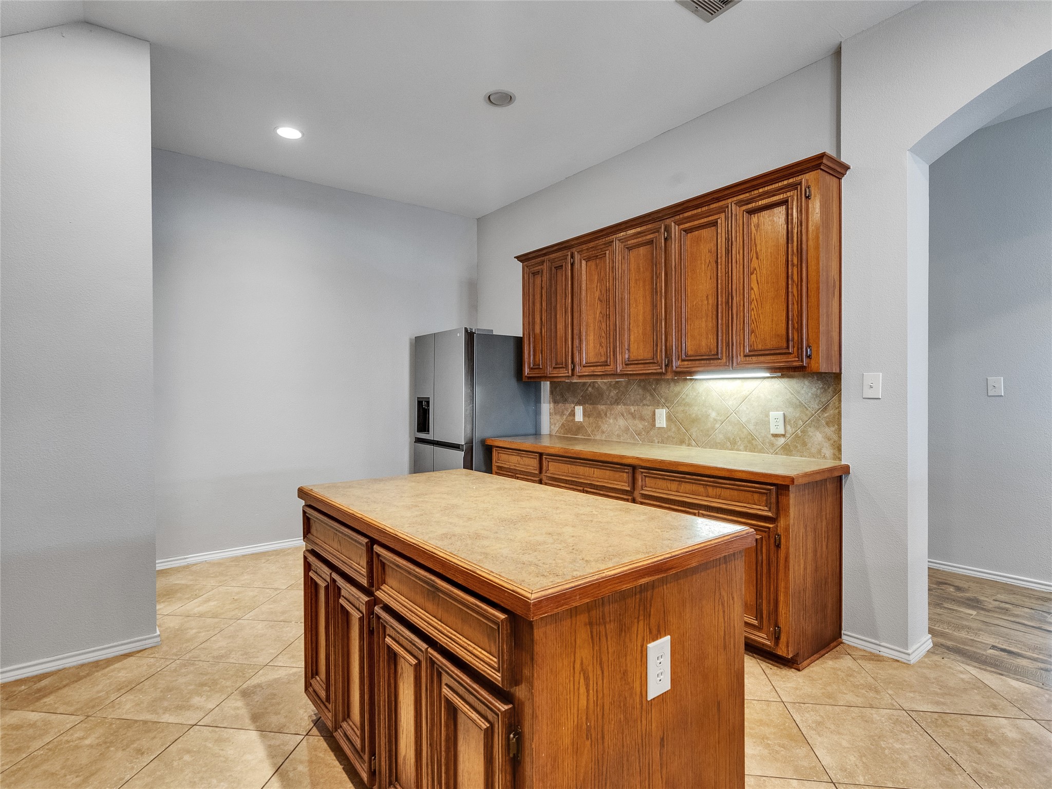 5643 Walnut Glen Lane Rosenberg, TX 77471 - Photo 28 of 42 a kitchen that has a sink and a stove in it