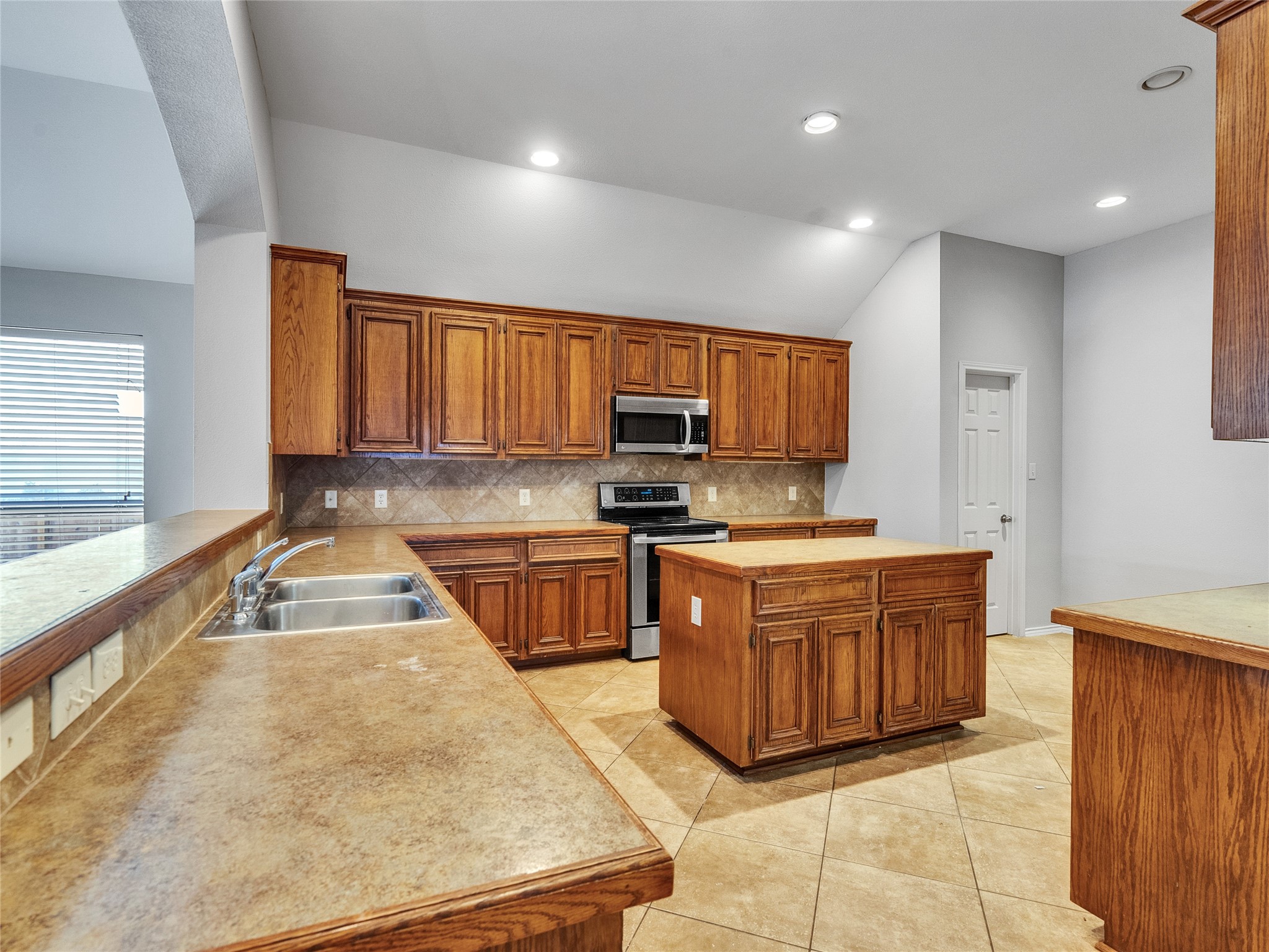 5643 Walnut Glen Lane Rosenberg, TX 77471 - Photo 29 of 42 a large kitchen with stainless steel appliances granite countertop wooden cabinets a granite counter tops and a sink