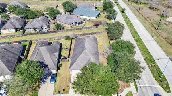 a house view with backyard space