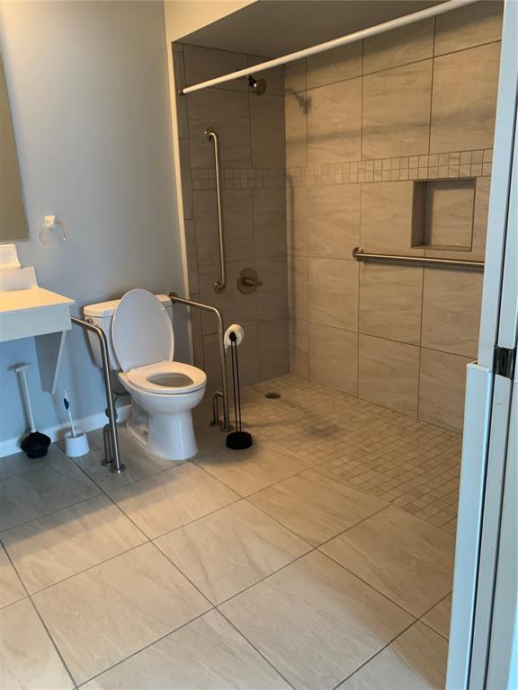8431 Southwest 109th Lane Road Ocala, FL 34481 - Photo 13 of 20 a bathroom with a toilet and a shower