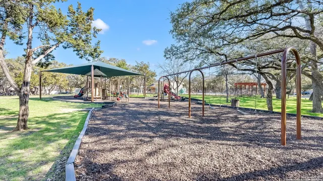 a view of a yard with a house