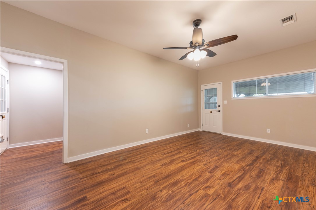 705 South Laurel Avenue Luling, TX 78648 - Photo 17 of 31
