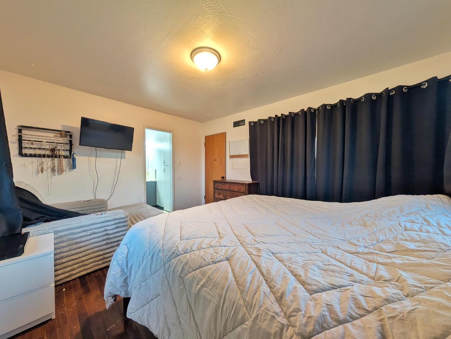 600 Gold Oak Road San Andreas, CA 95249 - Photo 25 of 46 a bedroom with a bed and a mirror