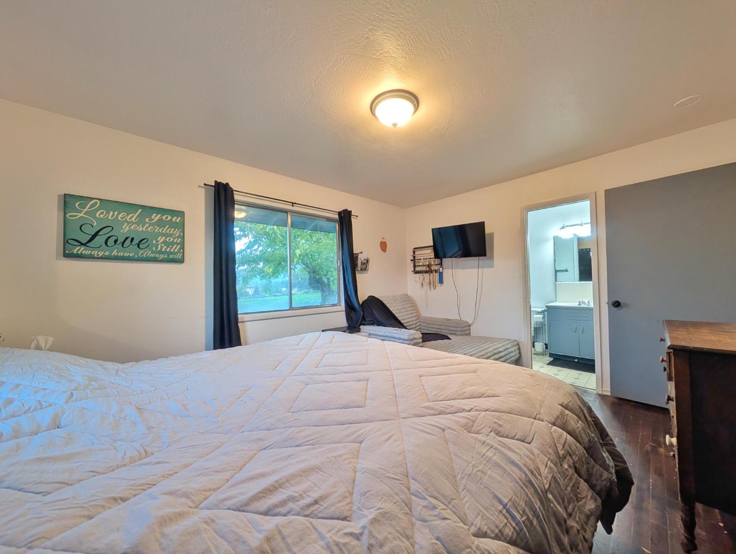 600 Gold Oak Road San Andreas, CA 95249 - Photo 26 of 46 a bedroom with a large bed and a window