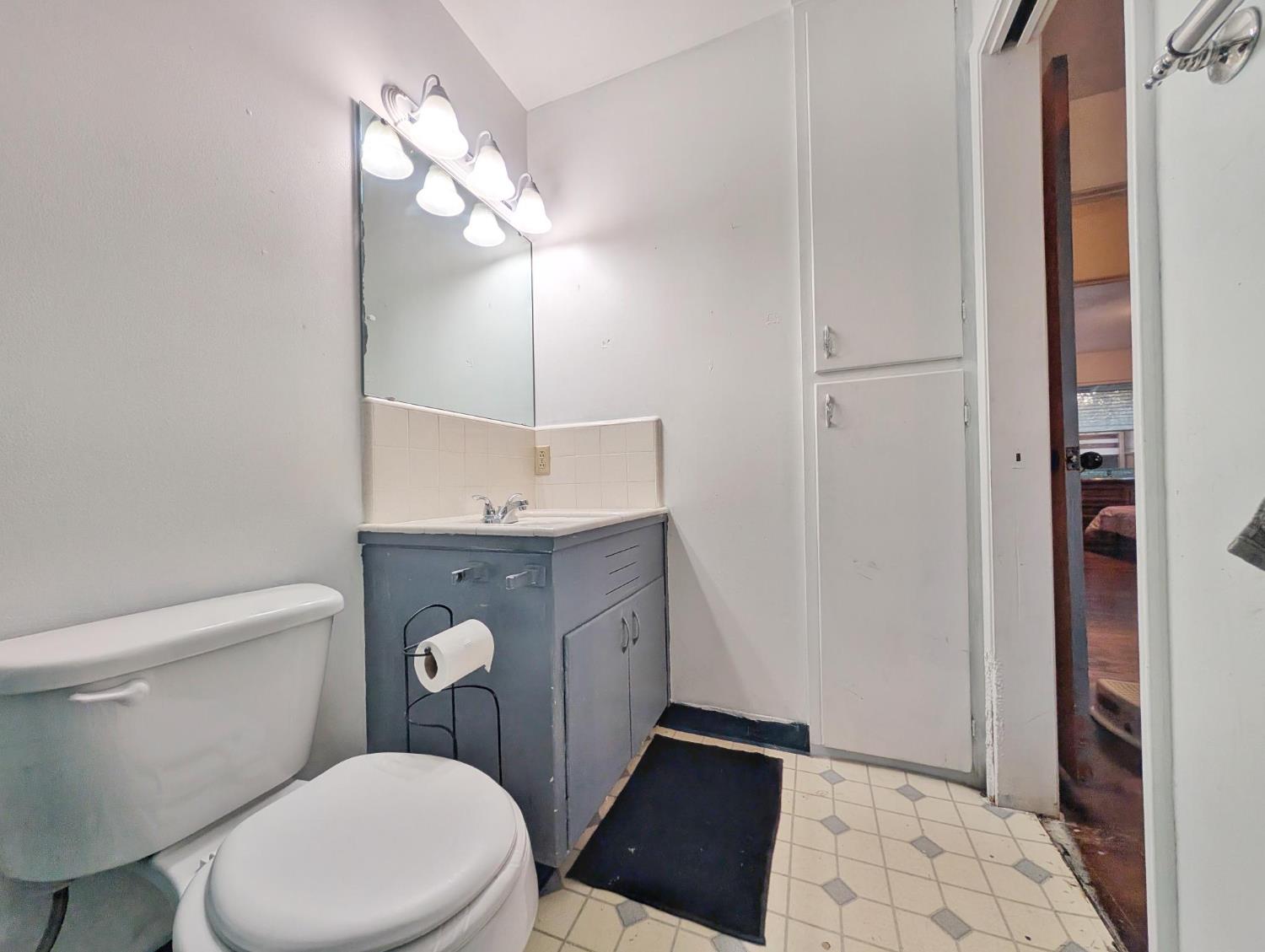 600 Gold Oak Road San Andreas, CA 95249 - Photo 28 of 46 a bathroom with a toilet a sink and mirror