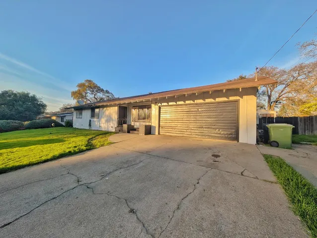 a view of a house with backyard and porch