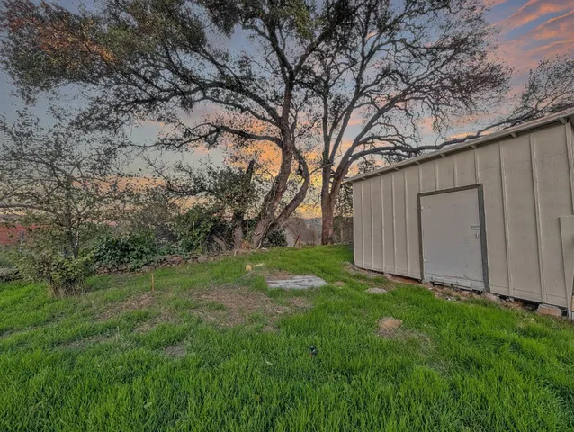 a view of backyard with barn