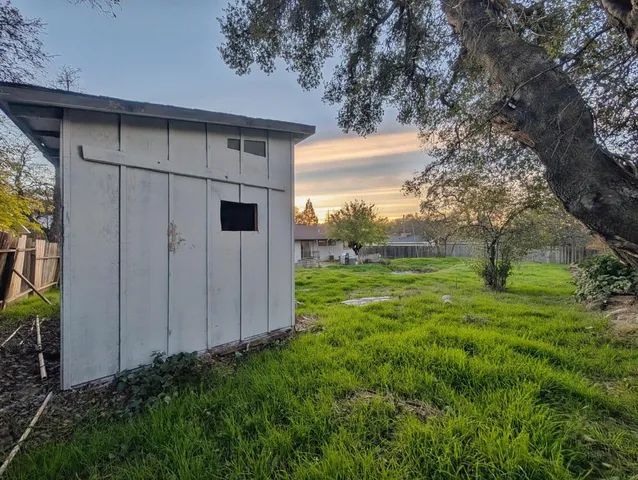 a view of backyard with garden