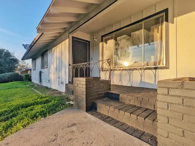 a view of entryway with a front door