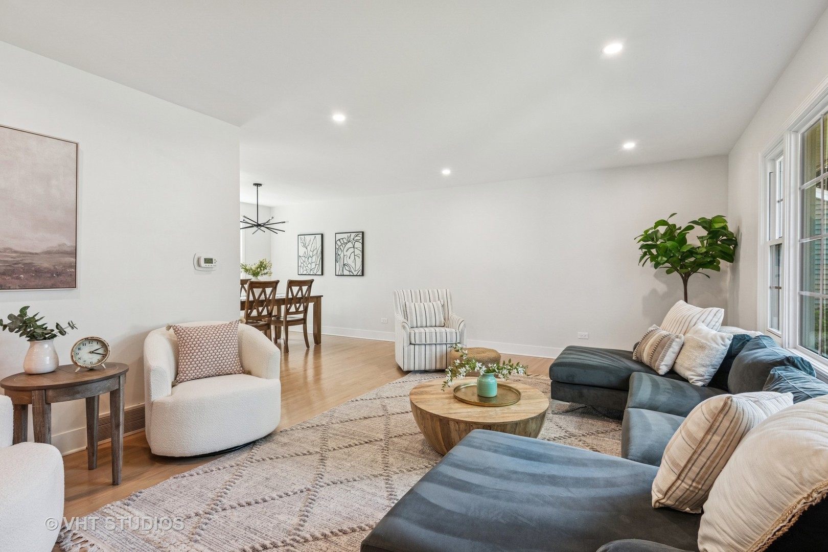 1575 Burning Trail Wheaton, IL 60189 - Photo 4 of 34 a living room with furniture and a potted plant