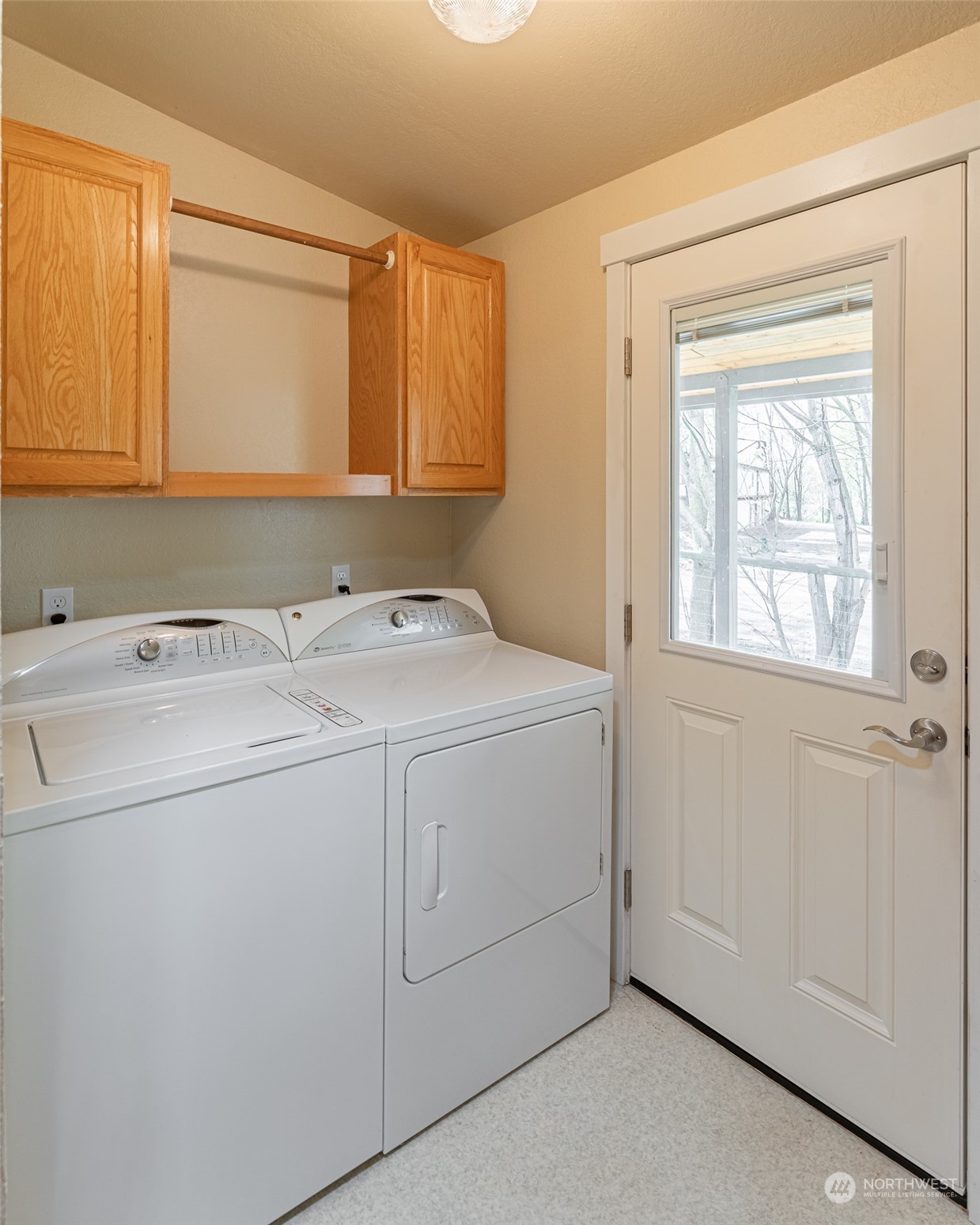 940 West Axton Road Ferndale, WA 98248 - Photo 15 of 40 a utility room with dryer and washer
