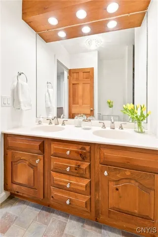 $5,000 | 18 East Genesee Street, Unit 1, Skaneateles, NY 13152