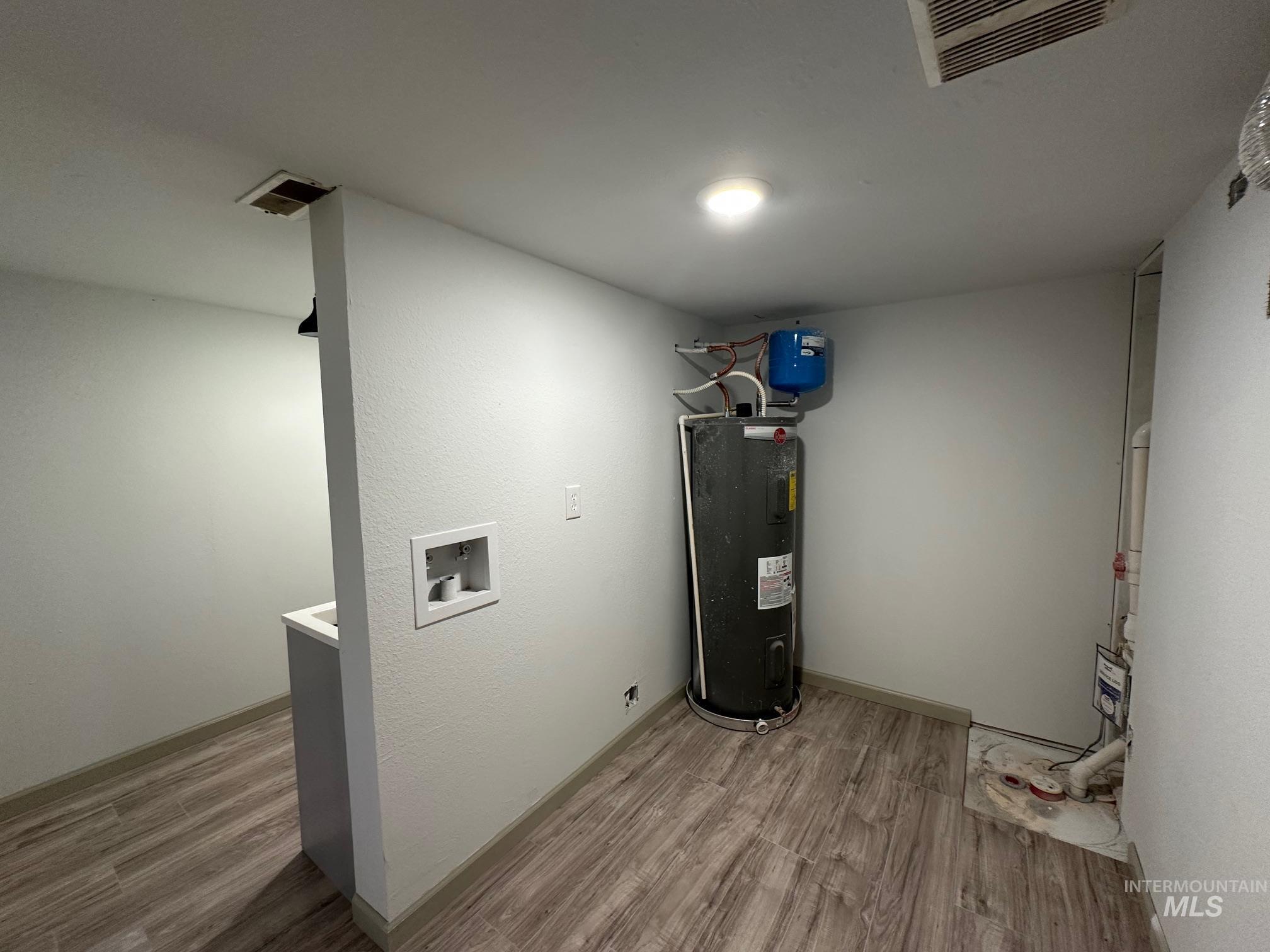 264 Southwest 10th Avenue Ontario, OR 97914 - Photo 18 of 26 Utility room featuring water heater