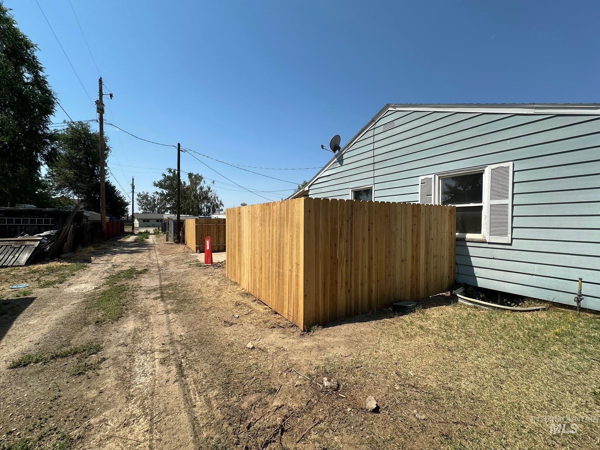 264 Southwest 10th Avenue Ontario, OR 97914 - Photo 21 of 26 View of side of property