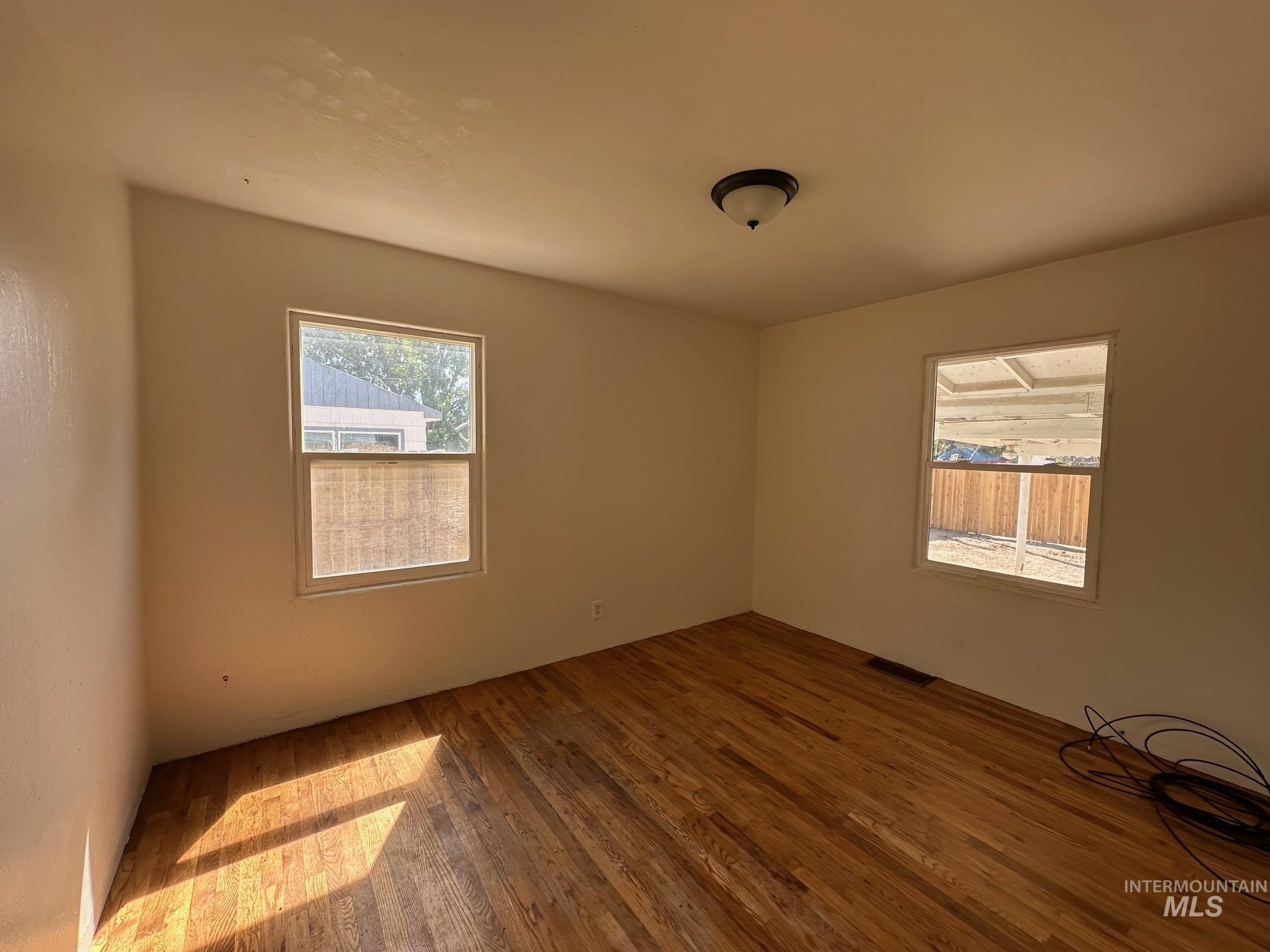 264 Southwest 10th Avenue Ontario, OR 97914 - Photo 23 of 26 Empty room with wood finished floors