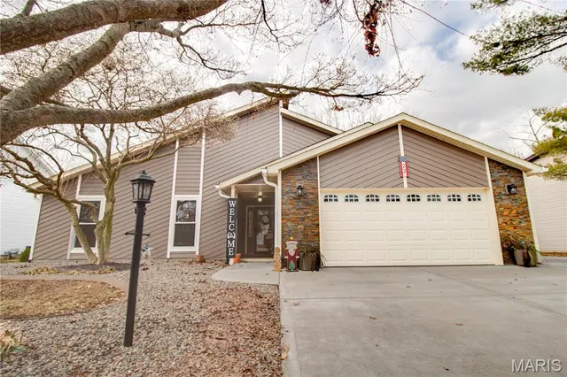 $260,000 | 22 Islander Drive, Brighton, IL 62012