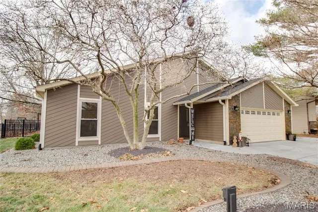 $260,000 | 22 Islander Drive, Brighton, IL 62012