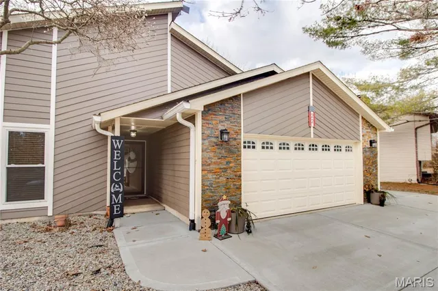 $260,000 | 22 Islander Drive, Brighton, IL 62012