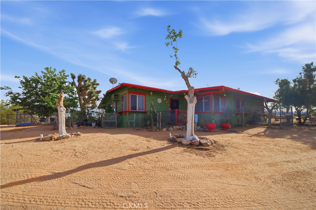60153 Stearman Road Landers, CA 92285 - Photo 19 of 26 a front view of a house with a yard