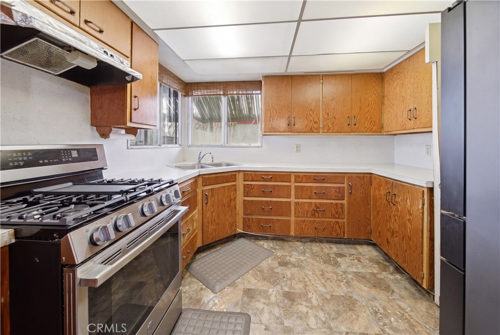 60153 Stearman Road Landers, CA 92285 - Photo 9 of 26 a kitchen with blue cabinets and a stove top oven