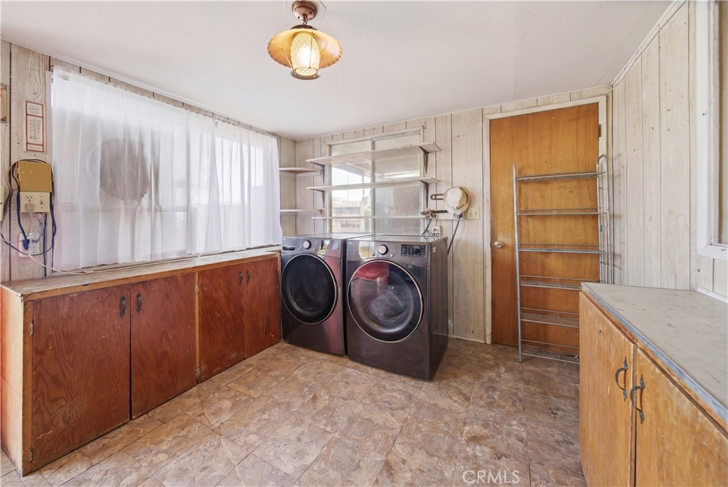 60153 Stearman Road Landers, CA 92285 - Photo 10 of 26 a utility room with dryer and washer