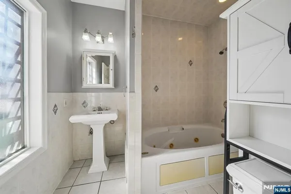 $2,650 | 364 New York Avenue, Unit 3, Jersey City, NJ 07307