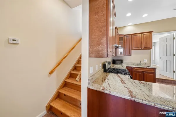 $2,650 | 364 New York Avenue, Unit 3, Jersey City, NJ 07307