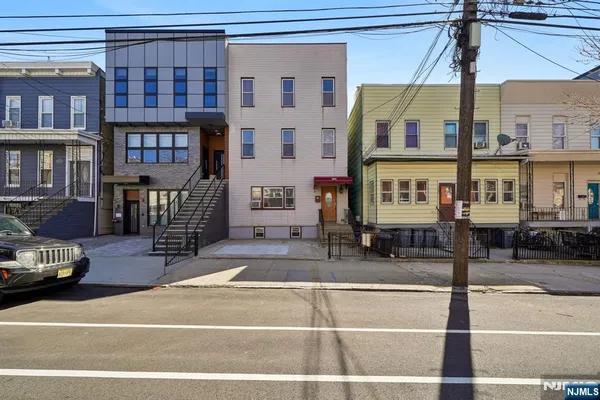 $2,650 | 364 New York Avenue, Unit 3, Jersey City, NJ 07307