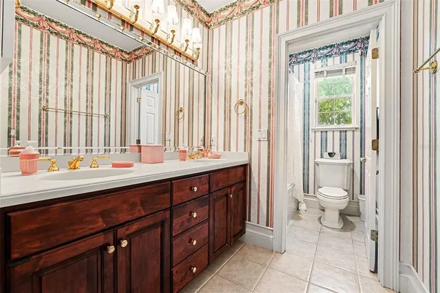 a very nice looking bedroom with a rug