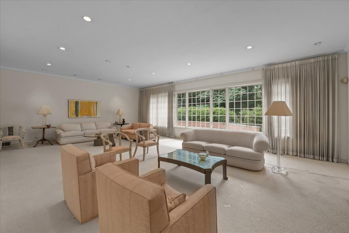 64 Locust Road Winnetka, IL 60093 - Photo 9 of 50 Gallery Image 9