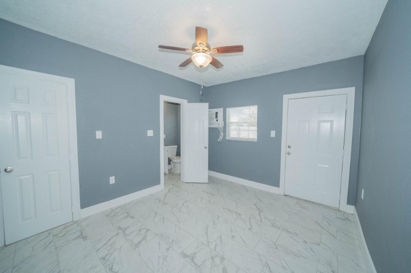 1426 Telephone Road, Unit 1BD Houston, TX 77023 - Photo 8 of 10 a view of an empty room with a chandelier fan
