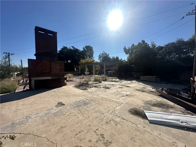 a view of a backyard of the house