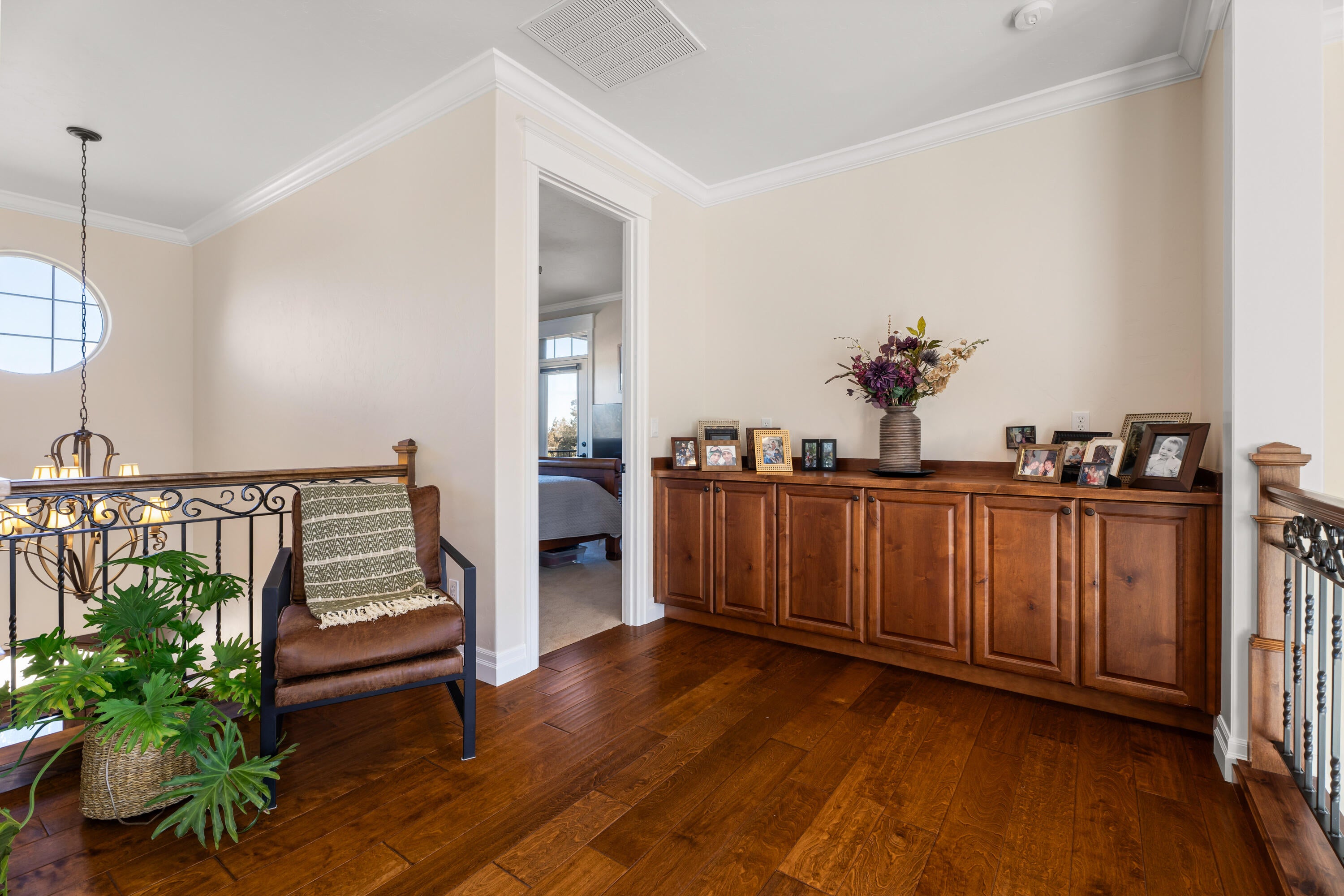 64420 Bailey Road Bend, OR 97703 - Photo 41 of 83 47-Hallway