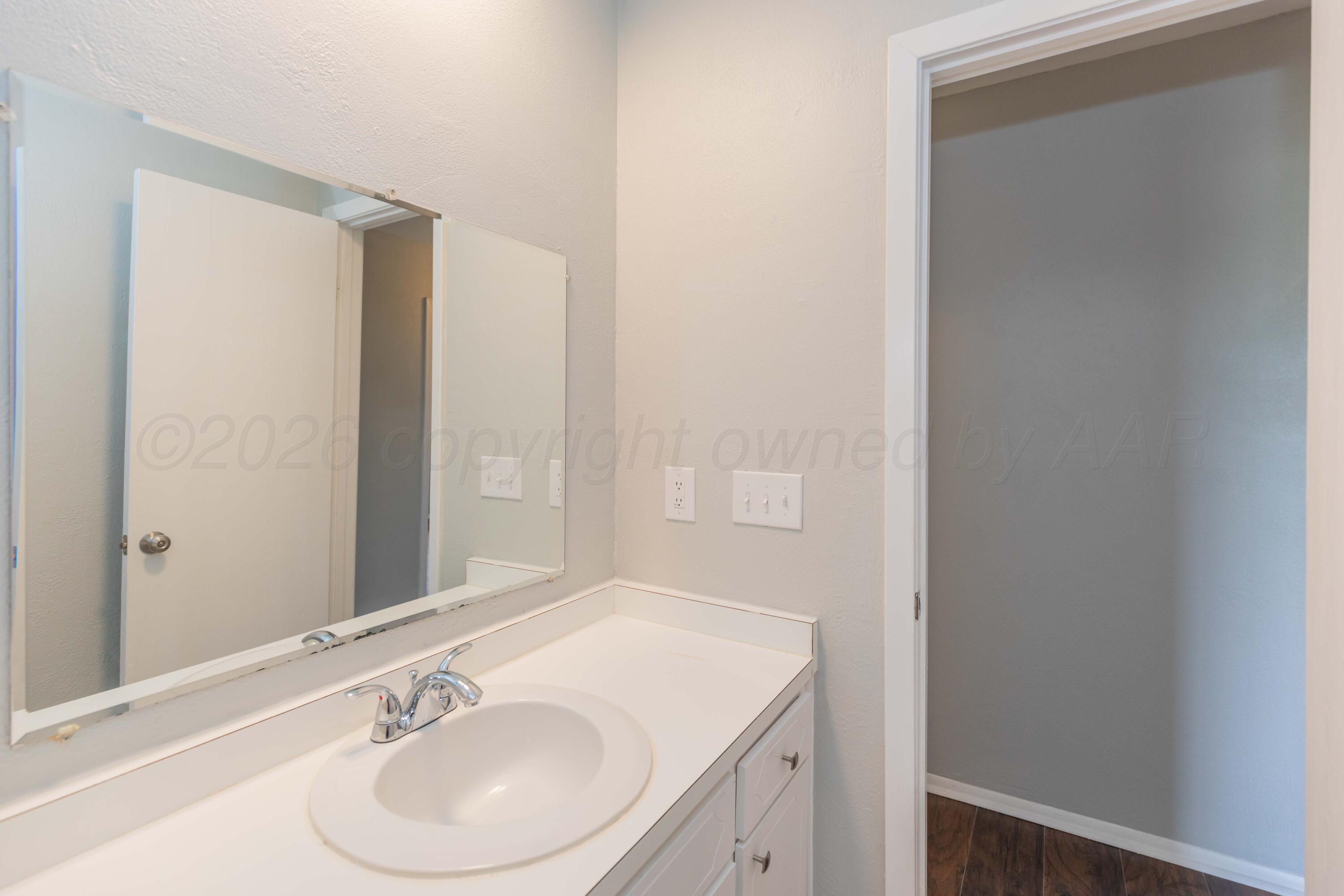 2710 Emory Drive Amarillo, TX 79110 - Photo 31 of 34 BATHROOM 2 VIEW 3