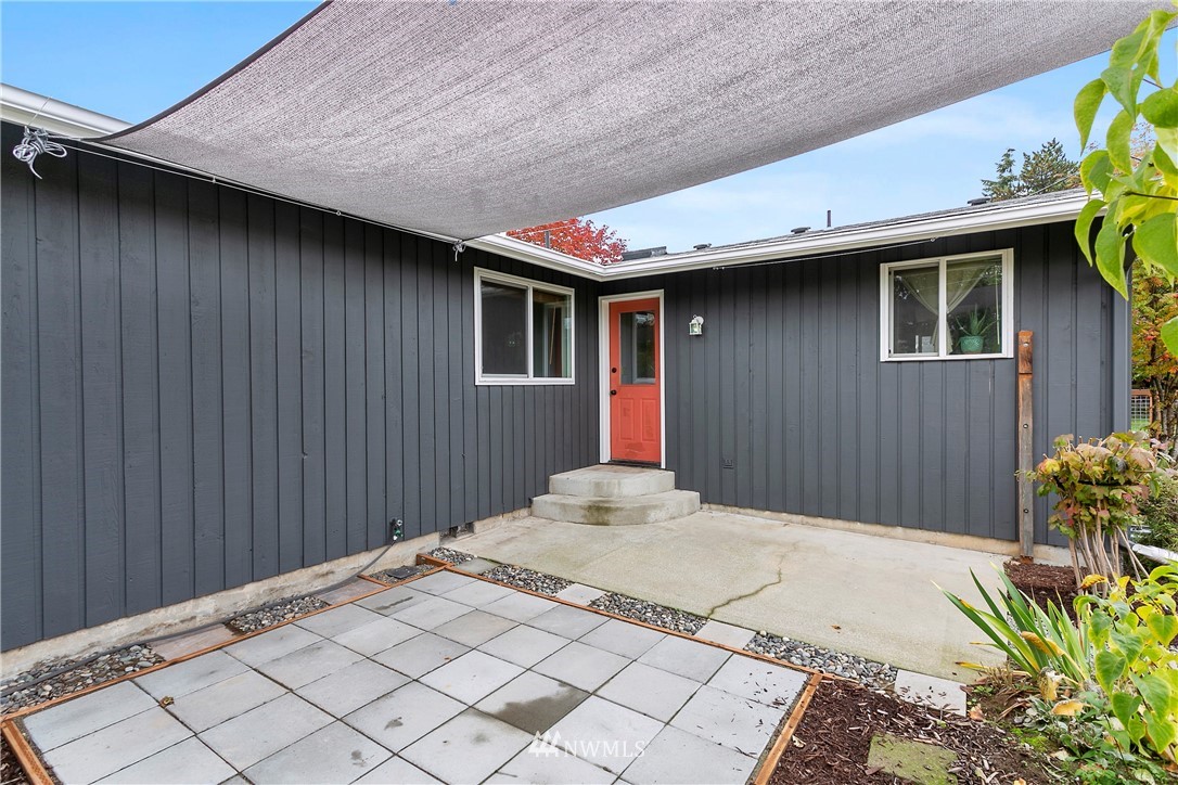 8620 Bender Road Lynden, WA 98264 - Photo 20 of 37 a backyard of a house