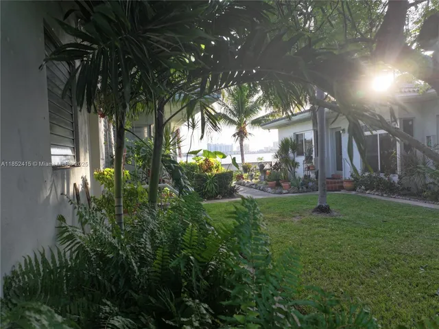 a view of yard with green space