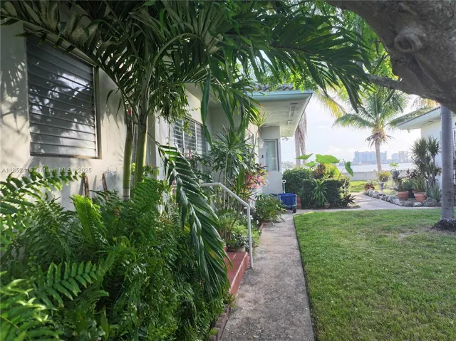 a view of a back yard of the house